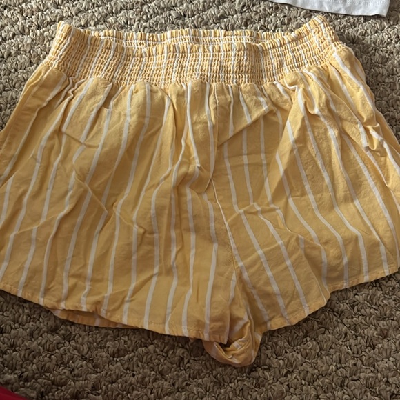 Bundle 2 shorts & 1 white tank - Picture 5 of 7